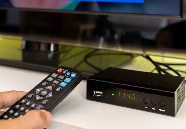Pilot do telewizora i dekoder DVB-T2. Zastanawiasz się, jaki dekoder DVB-T2 wybrać, by cieszyć się nowym standardem odbioru telewizji naziemnej?