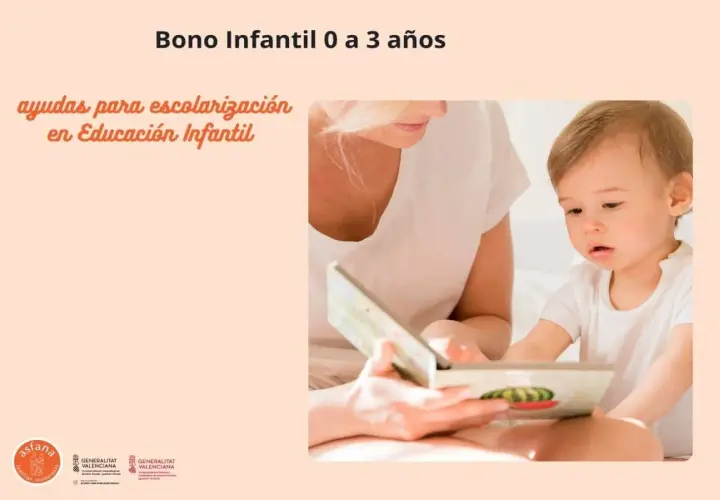 Bono Infantil: ayudas para escolarización en Educación Infantil. Una madre lee un cuento a su bebé.