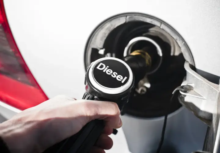 Mano che inserisce la pompa diesel nel serbatoio. Ci si interroga su euro 4 diesel fino a quando possono circolare.