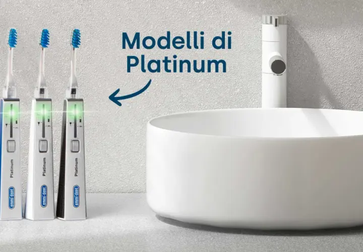Tre spazzolini elettrici Platinum emmi-dent, con indicatori luminosi verdi, pronti per mostrare come si usa lo spazzolino elettrico.