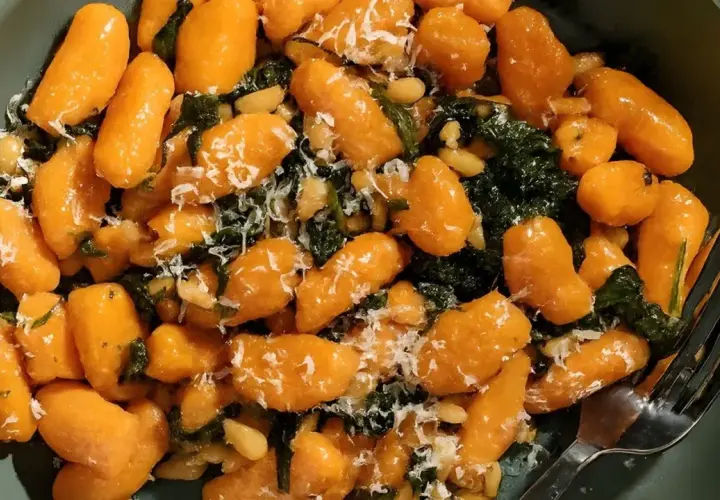 Gnocchi de batata dulce con espinacas y piñones, una deliciosa receta fácil de preparar.