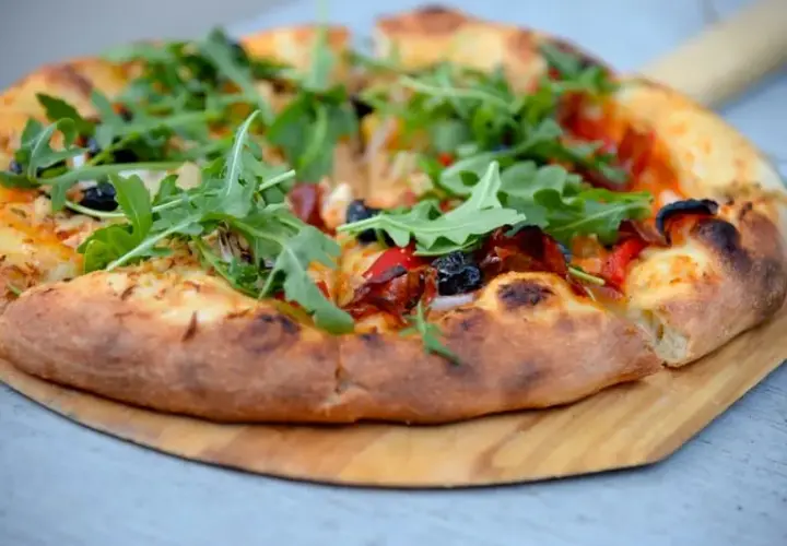 Przepis na pizzę jak z pizzerii - idealne ciasto i sos w domu