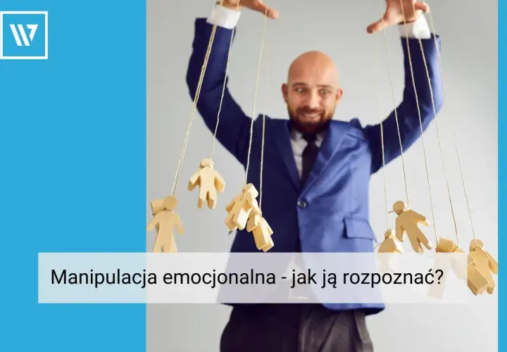 Mężczyzna w garniturze steruje drewnianymi ludzikami jak marionetkami, ukazując cechy manipulatora.