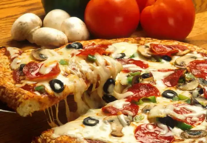 Pizza jak z Pizza Hut: Przepis na idealne ciasto i sos, który zachwyca