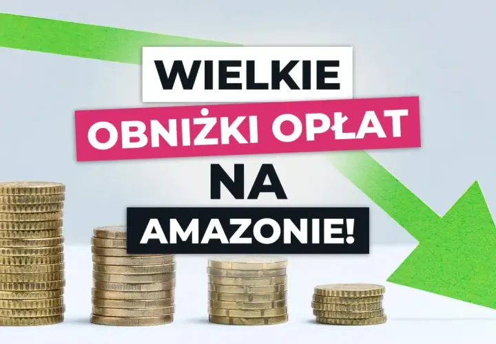 Stosy monet i zielona strzałka w dół na tle napisu "Wielkie obniżki opłat na Amazonie!".