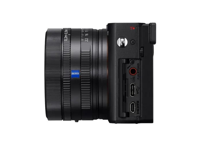 Sony RX1R III z obiektywem Zeiss. Widok z boku na porty USB, HDMI i gniazdo ładowania.