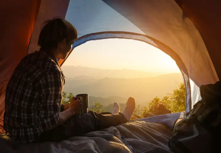 Poranek w namiocie, kawa i widok na góry. Idealny camping w górach.