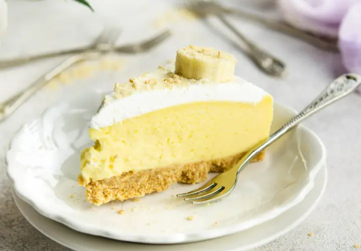 Pyszny sernik bananowy z kremową masą i bananową dekoracją, gotowy do zjedzenia.