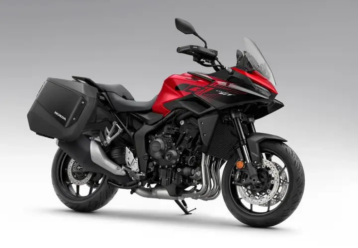 Honda CB1000GT roja y negra, lista para la aventura con sus maletas laterales.