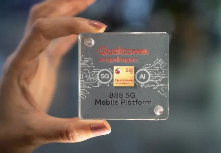 Dłoń trzyma przezroczystą płytkę z logo Qualcomm Snapdragon 888 5G Mobile Platform, symbolizującą moc i innowacje.