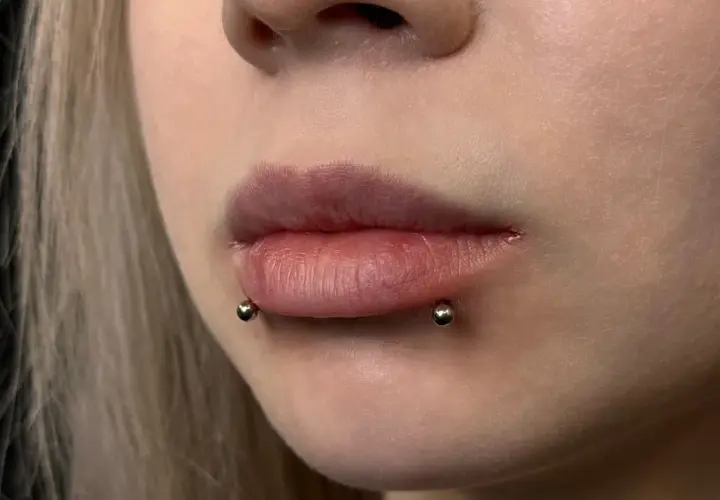 Snake eye piercing: Fakty, ryzyko, pielęgnacja. Zanim się zdecydujesz
