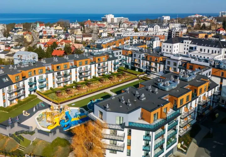 Nowoczesne apartamenty Bel Mare Resort Międzyzdroje z placem zabaw i widokiem na morze.
