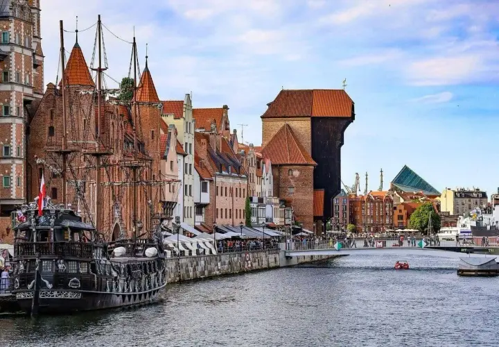 Gdańsk z pirackim żaglowcem i Żurawiem, jakby z Władysławowa przybył. W tle most i nowoczesna architektura.