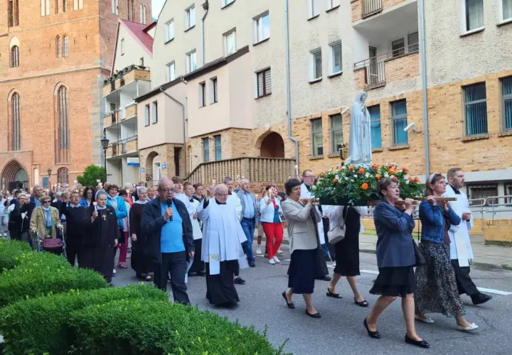 13 lipca. Procesja z figurą Matki Bożej w otoczeniu wiernych z zapalonymi świecami.