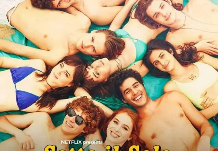 Giovani sorridenti sdraiati al sole, un'immagine che evoca le vacanze estive e le recensioni positive di "Sotto il sole di Riccione".