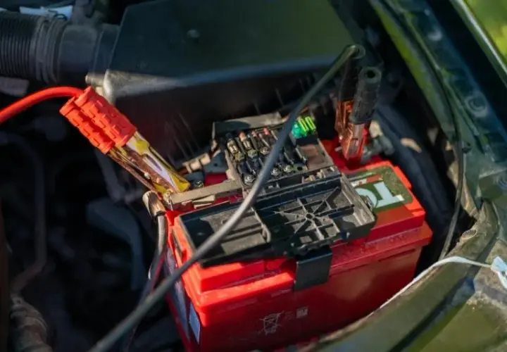 Jakim prądem alternator ładuje akumulator – kluczowe informacje o napięciu