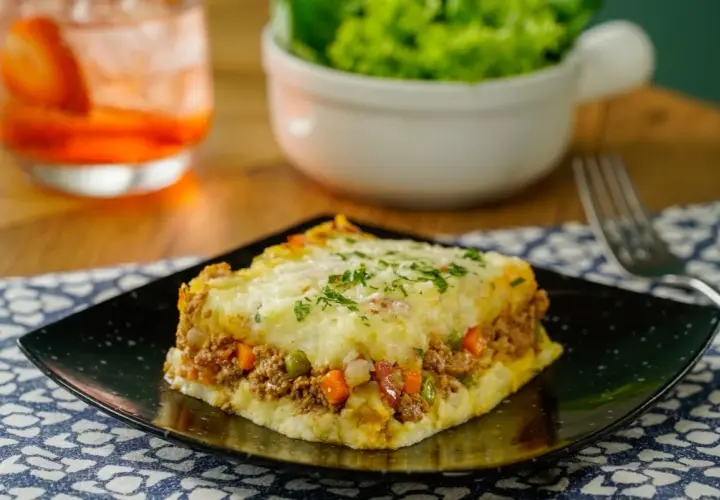 Pastel de carne con capa superior de puré de patatas, zanahorias y guisantes. ¡Perfecto para saber con qué acompañar tu puré de patatas!