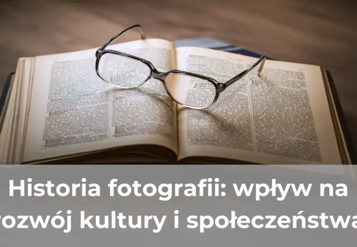 Okulary spoczywają na otwartej księdze, symbolizując zgłębianie historii fotografii i jej wpływu na kulturę.