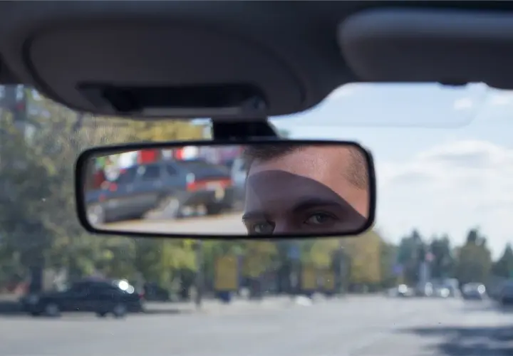 Oko kierowcy w lusterku wstecznym. Czy to lusterko fotochromatyczne, co to znaczy? Automatycznie przyciemnia się, chroniąc przed oślepieniem.