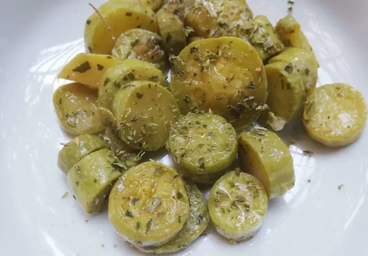 Zucchine trombetta in padella, un contorno semplice e gustoso. Perfetto per chi cerca una ricetta veloce e leggera.