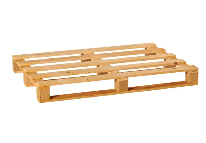 Holzpalette mit Block-Paletten-Konstruktion, bereit für den Transport von Waren.