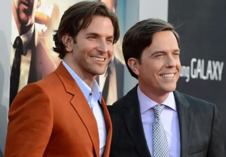Bradley Cooper i Ed Helms, gwiazdy filmu Kac Vegas, pozują do zdjęć na premierze.