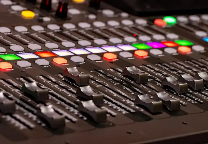 Console de mixage avec boutons lumineux et faders. Idéal pour créer une banque de sons instruments gratuit.