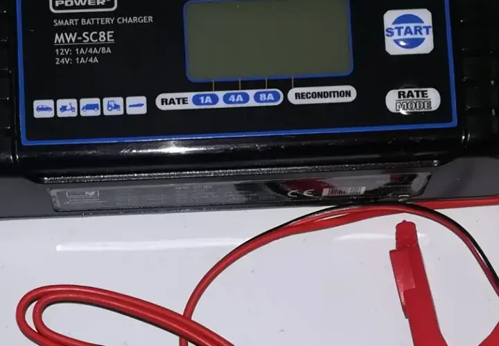 Ładowarka MW-SC8E. Czy nowy akumulator trzeba ładować? Ta ładowarka pomoże Ci to sprawdzić i naładować baterie 12V/24V.
