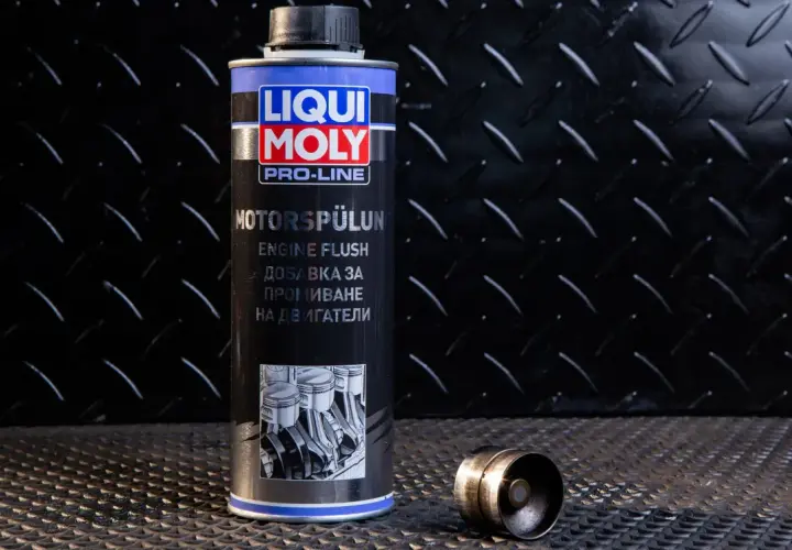 Puszka Liqui Moly Engine Flush, czyli moto doktor do silnika, obok metalowego elementu.