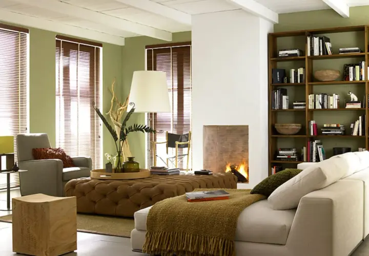 Gemütliches Wohnzimmer im kolonial stil mit Kamin, Bücherregal und bequemen Sitzmöbeln.