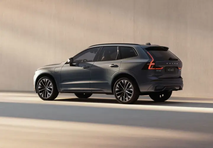 Volvo XC60 gris oscuro, visto de perfil trasero, con luces LED encendidas. Un coche elegante, ideal para el foro Volvo XC60.