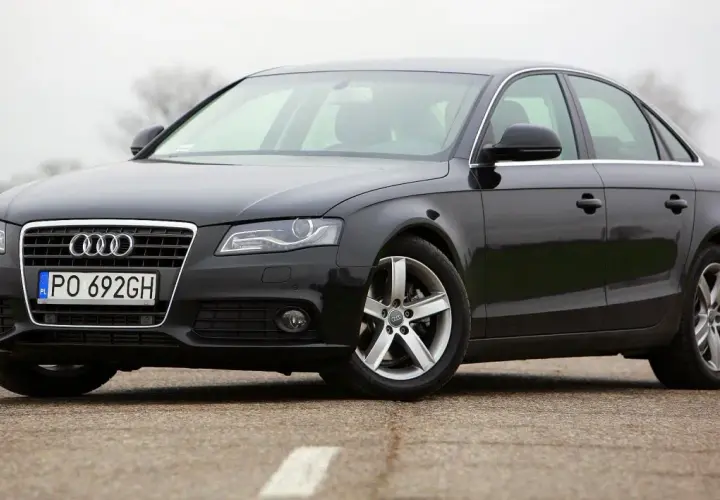 Czarny sedan Audi A4 B8, produkowany w latach 2007-2015, na drodze.