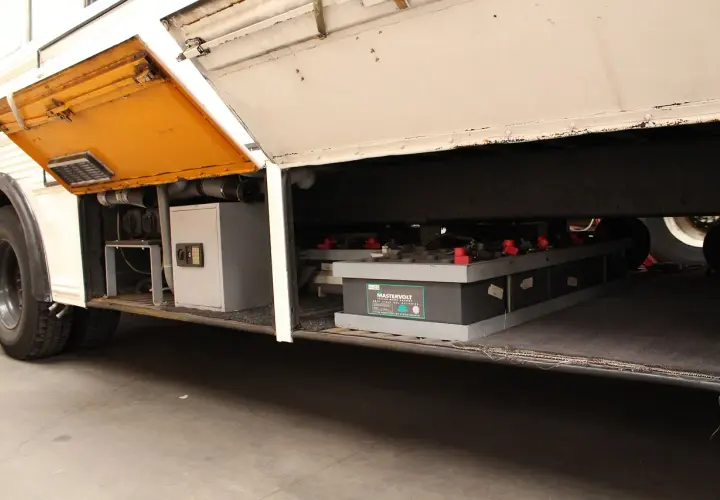 Pod otwartą klapą autobusu Peterbilt widać sejf i baterie Mastervolt.