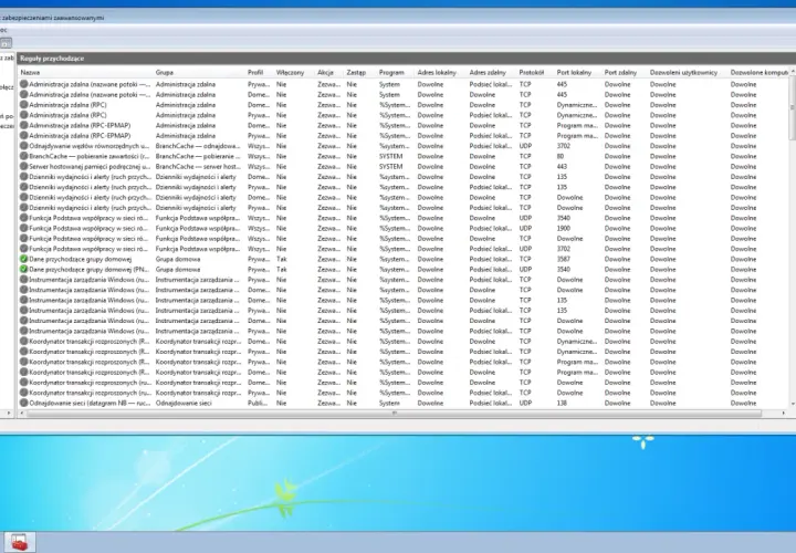 Zapora systemu Windows z zaawansowanymi regułami przychodzącymi i wychodzącymi, pokazująca szczegóły połączeń sieciowych.