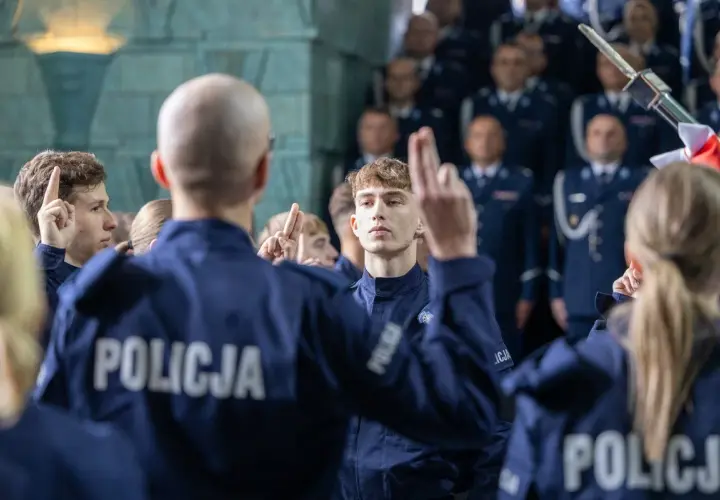Młodzi policjanci składają ślubowanie. Chcesz wiedzieć, wto policja jak się dostać?