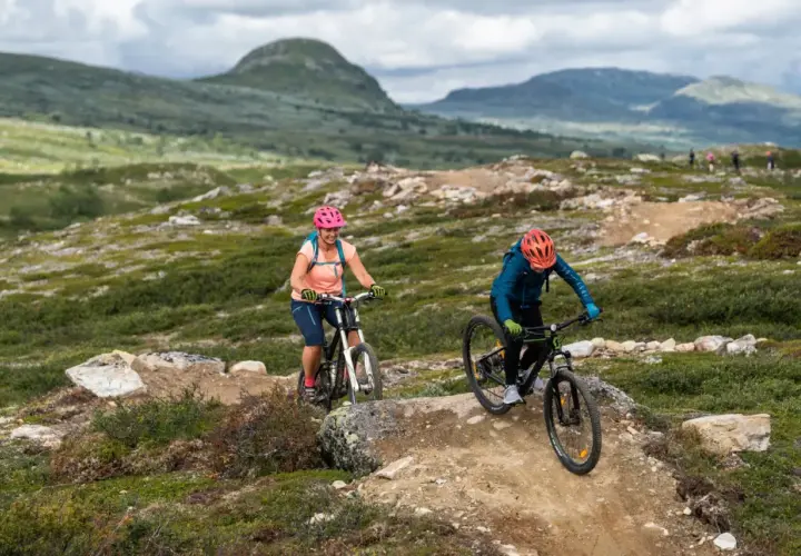 Två cyklister njuter av en äventyrlig vandring i Ramundberget.