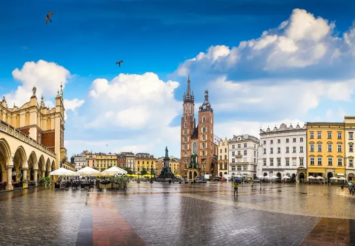 Rynek Główny w Krakowie, największy rynek w Polsce, z Sukiennicami i Kościołem Mariackim.