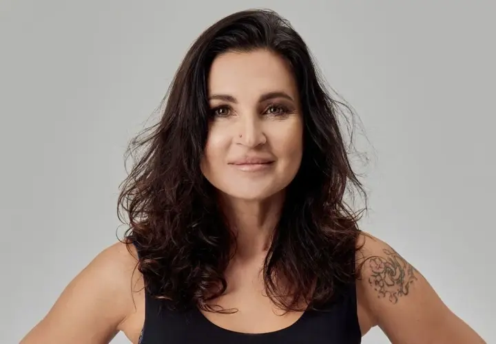 Joanna Zientarska, z mężem u boku, emanuje pewnością siebie. Jej ciemne włosy i tatuaż na ramieniu dodają charakteru.