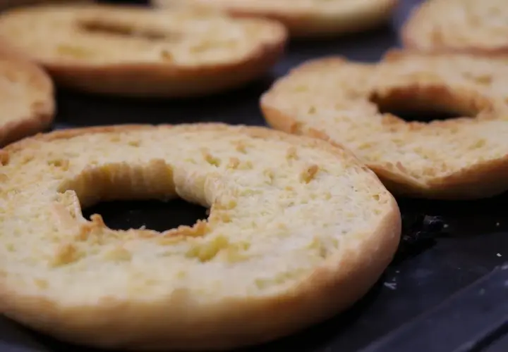 Friselle croccanti, pronte per essere condite. Una ricetta semplice e gustosa per un antipasto o uno spuntino perfetto.