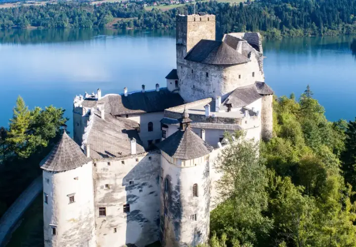 Zamek w Niedzicy, malowniczo położony nad jeziorem, to jedna z najpiękniejszych nidzickich atrakcji.