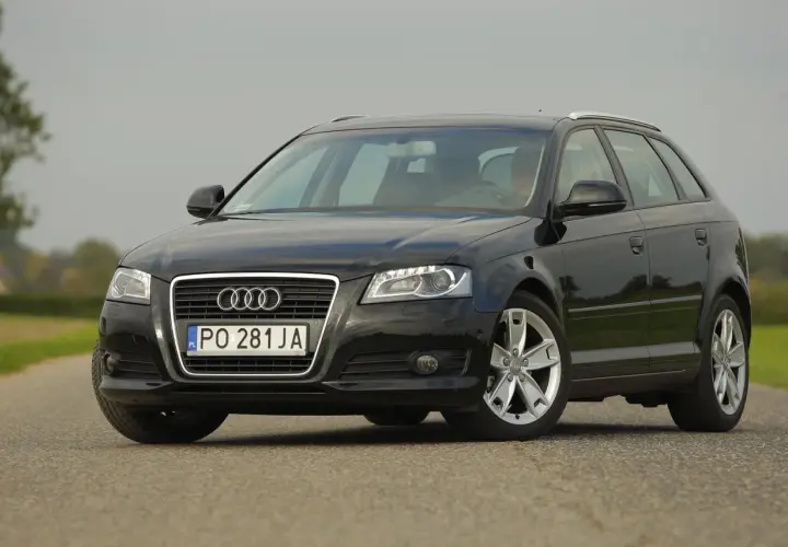 Czarne Audi A3 8P z przodu, z widocznymi reflektorami i grillem. Idealne żarówki przód do tego modelu.