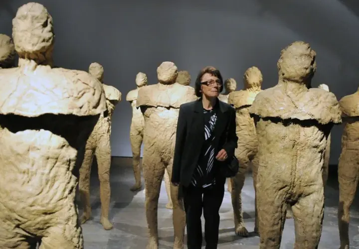 Magdalena Abakanowicz: rzeźby, które zmieniły świat sztuki. Poznaj je!