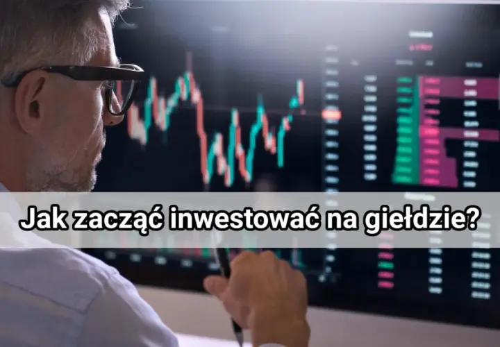 Mężczyzna w okularach patrzy na wykresy giełdowe na monitorze.