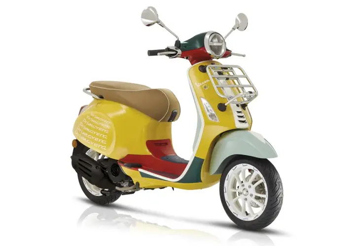 Vespa Primavera con alegres vespa primavera colores: amarillo, rojo, verde y azul claro. Un diseño vibrante para la ciudad.