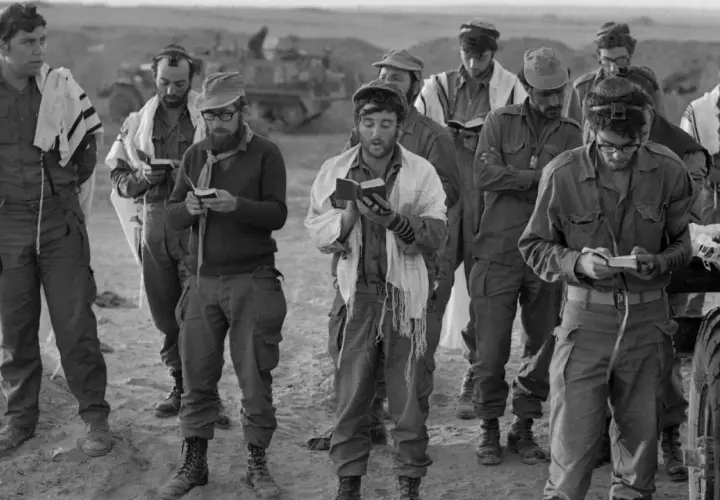 Soldaten beten mit Gebetsschals und Büchern während des Jom-Kippur-Krieges.