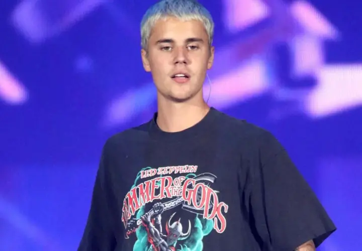 Justin Bieber z niebieskimi włosami na scenie, w koszulce z napisem "Hammer of the Gods", jak w tekście "Beauty and a Beat".