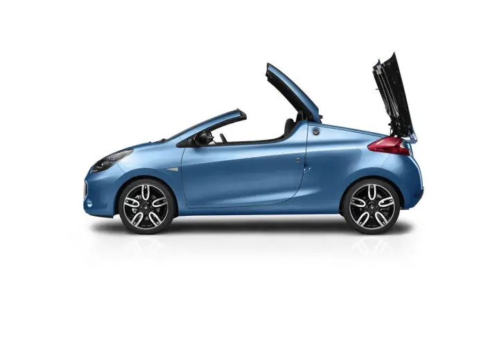 Niebieski kabriolet Renault Wind z otwartym dachem, gotowy na letnią przejażdżkę.