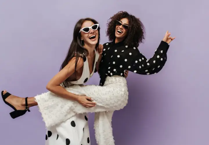 Co ubrać na dzień kobiet: 5 eleganckich stylizacji na każdą okazję