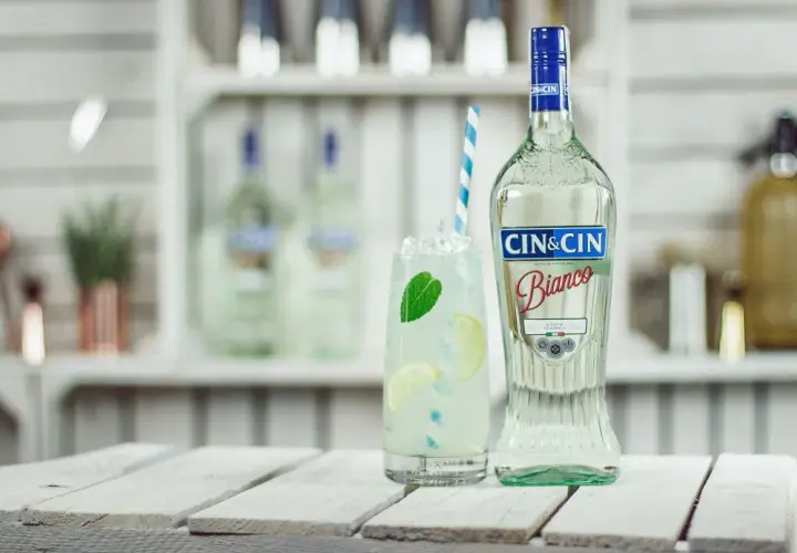 Pomysły na drinki z cin cin, które zachwycą Twoich gości