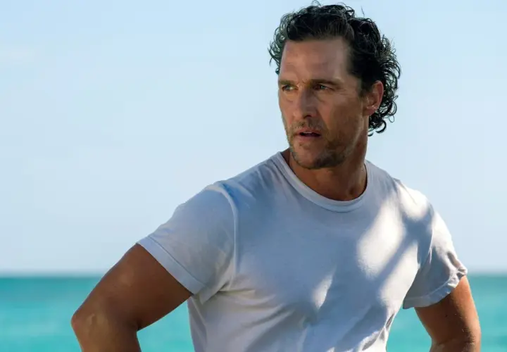 Matthew McConaughey, con sguardo intenso, su uno sfondo marino. Le recensioni per "Serenity - L'isola dell'inganno" potrebbero descrivere questa scena.